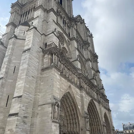 Luxurys Notre Dame Apartment